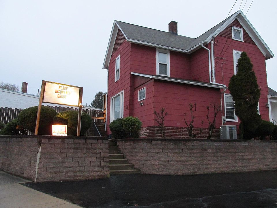 Apartment is located on the 2nd floor. The 1st floor is an insurance agency.