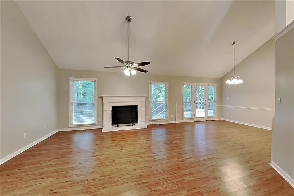 3 bed, 2.0 bath, 1717 sqft, $2,075 — Photo 2