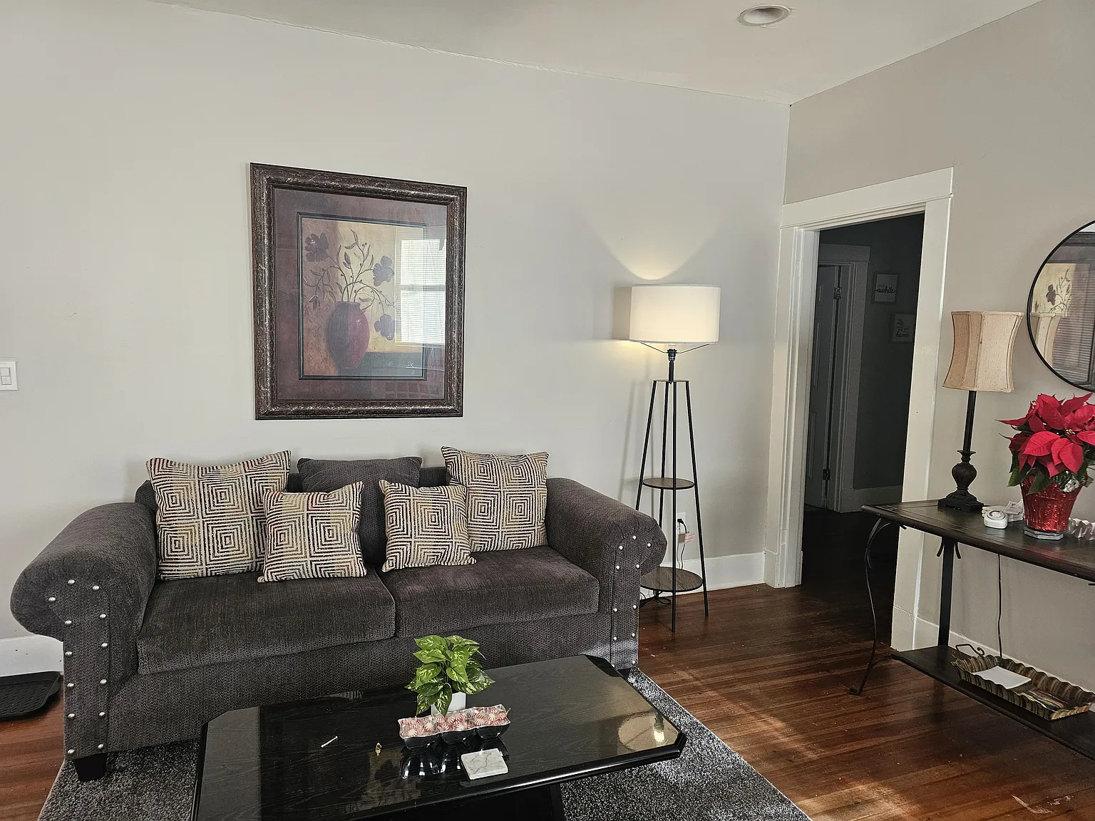 5 bed, 1.5 bath, 2200 sqft, $960 — Photo 2