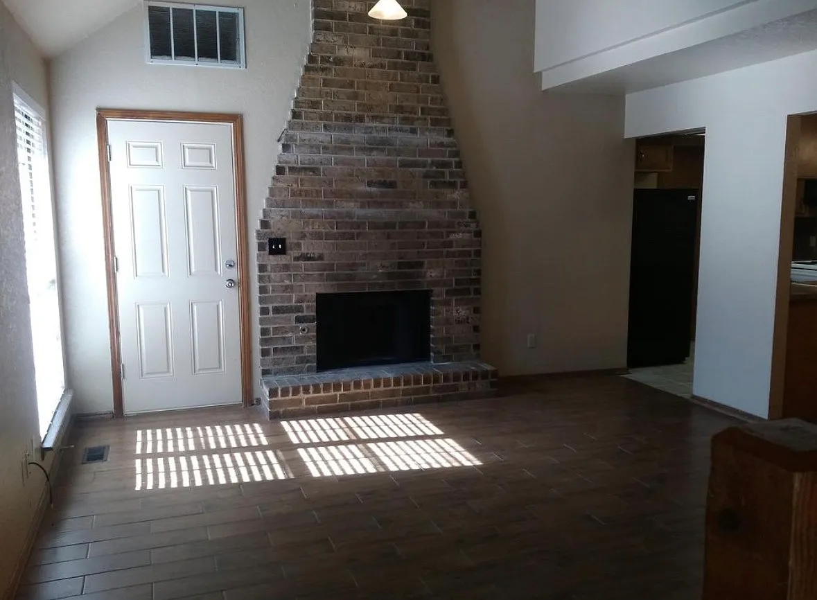 2 bed, 2.5 bath, 1221 sqft, $1,400 — Photo 2