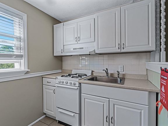4th image of 61 Waldo Ave Floor 2