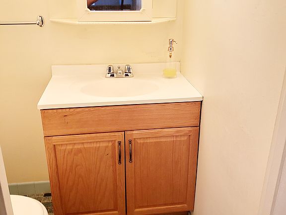5th image of 16 Belmar Dr E