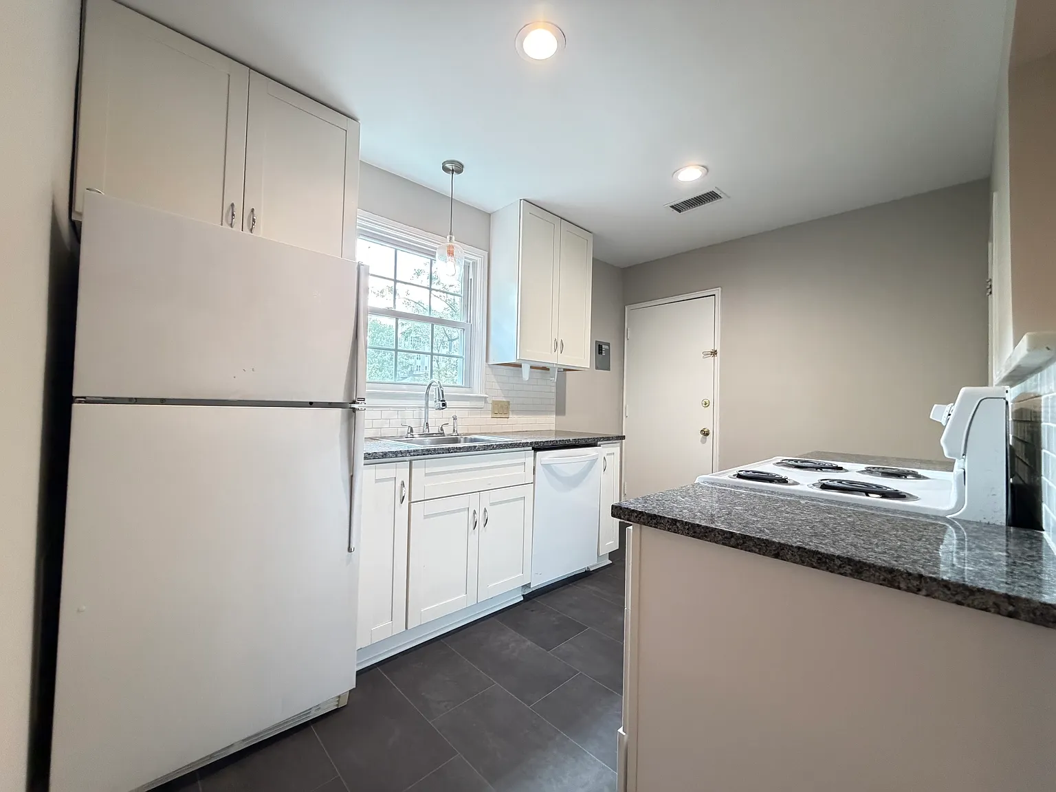 2 bed, 750 sqft, $1,575 — Photo 3