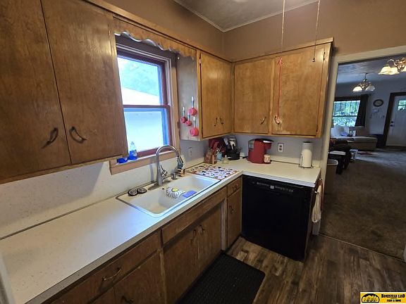 5th image of 714 N 10th St