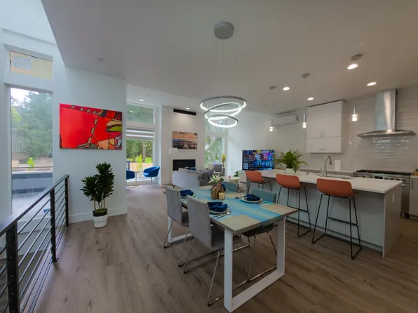 12020 NE 70th St, Kirkland, WA 98033