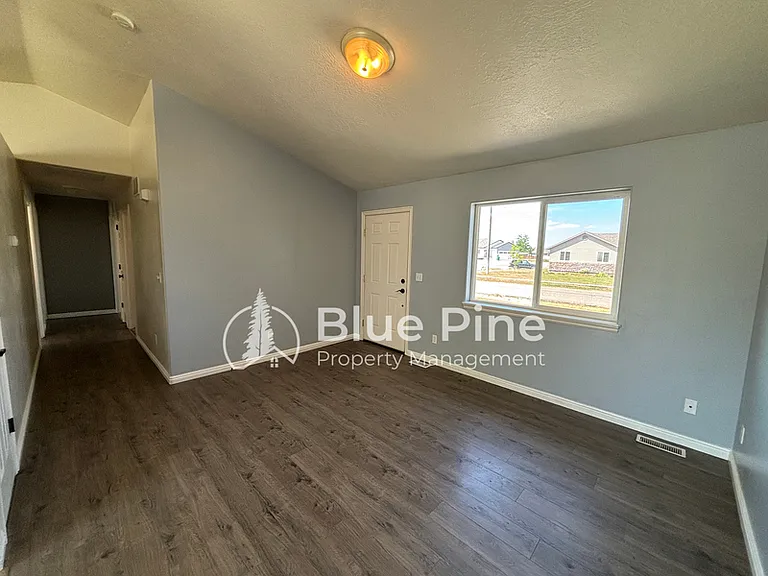 3920 E Deloy Dr — Photo 3