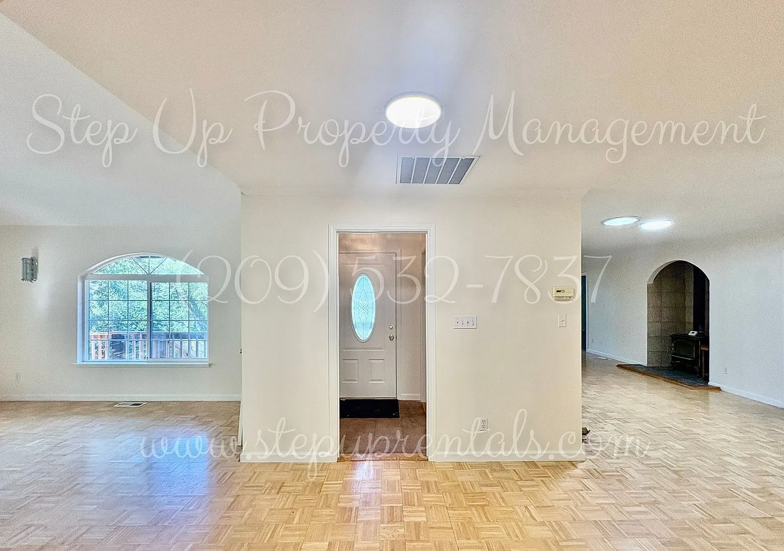 Spacious Contemporary Living: Stunning Three-Bedroom Retreat on Longeway! — Photo 2