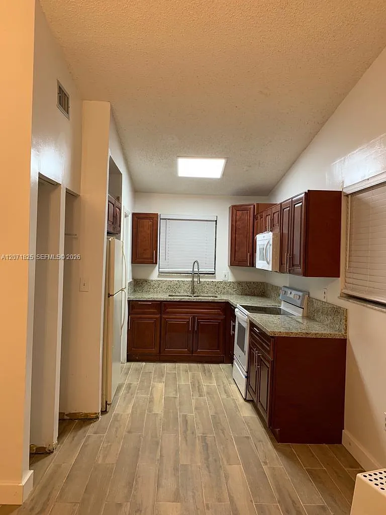 2 bed, 1.5 bath, 1843 sqft, $2,250 — Photo 3