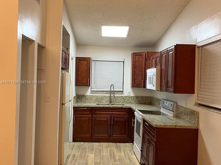 1008 SW 8th St #1008 — Photo 3