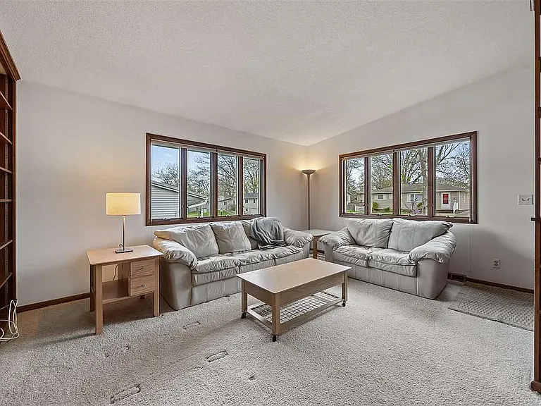 1419 Tracy Ln — Photo 2