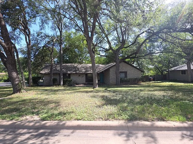 3000 Lakeside Dr — Photo 2