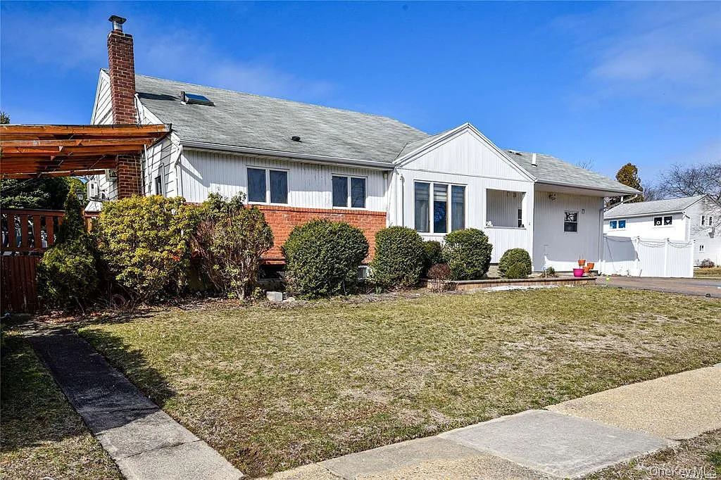 3 bed, 2.0 bath, 2100 sqft, $5,000 — Photo 1