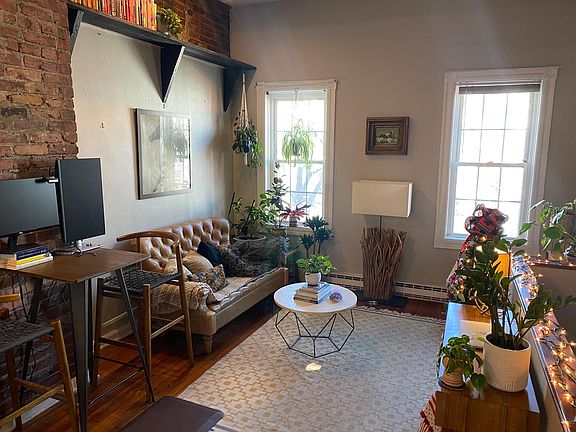 Large living Room w/high cathedral ceilings