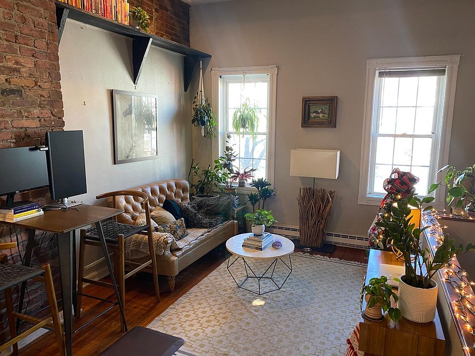 Large living Room w/cathedral ceilings