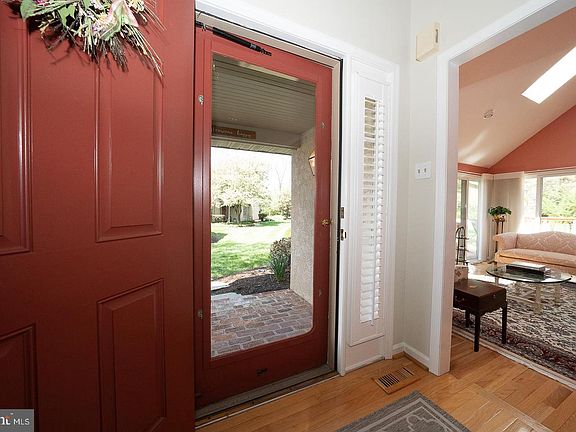 4th image of 471 Chandlee Dr