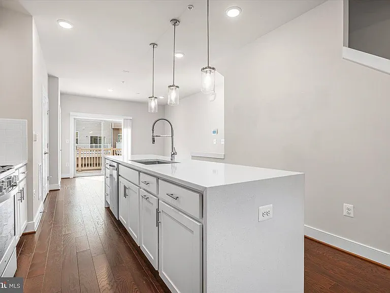 115 Dickenson Dr — Photo 13