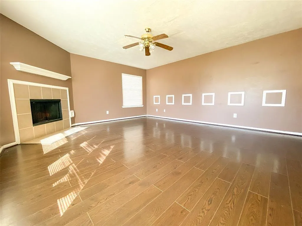 4 bed, 2.5 bath, 2784 sqft, $2,100 — Photo 2