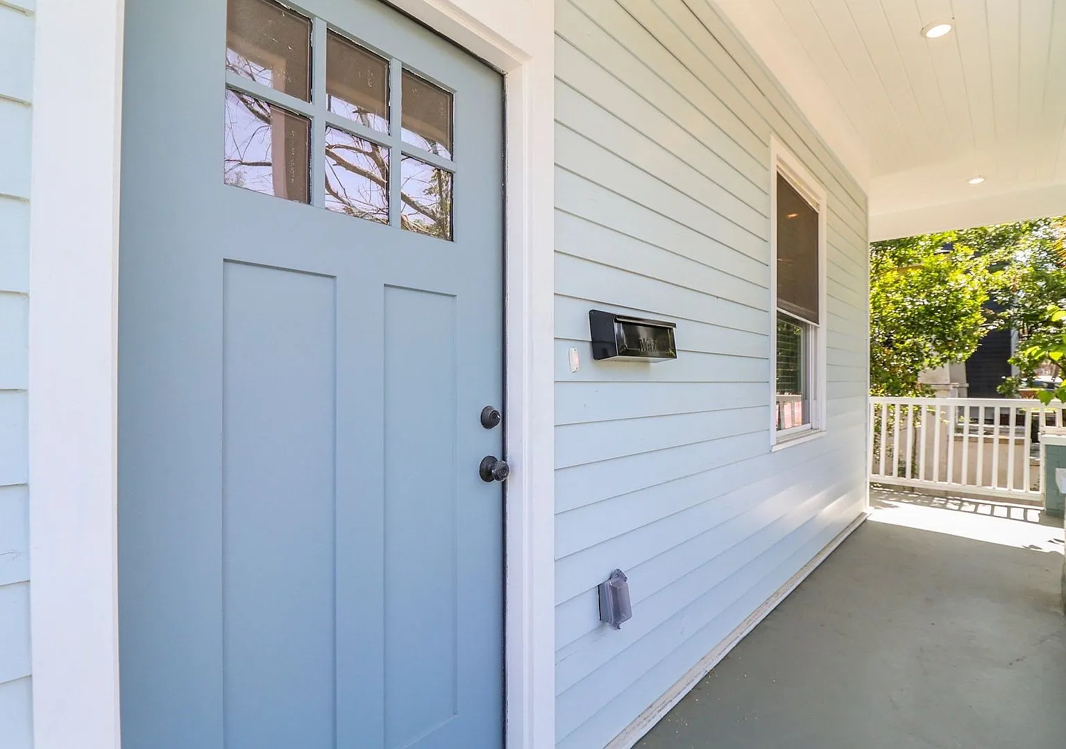 Spacious 3BR/2BA Home on West Victory Drive — Photo 2