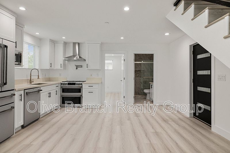 1st image of 629 N Kingsley Dr #1