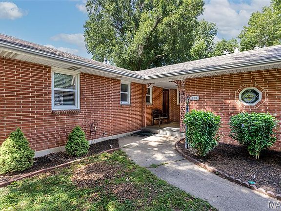 2nd image of 900 Hawthorn Dr
