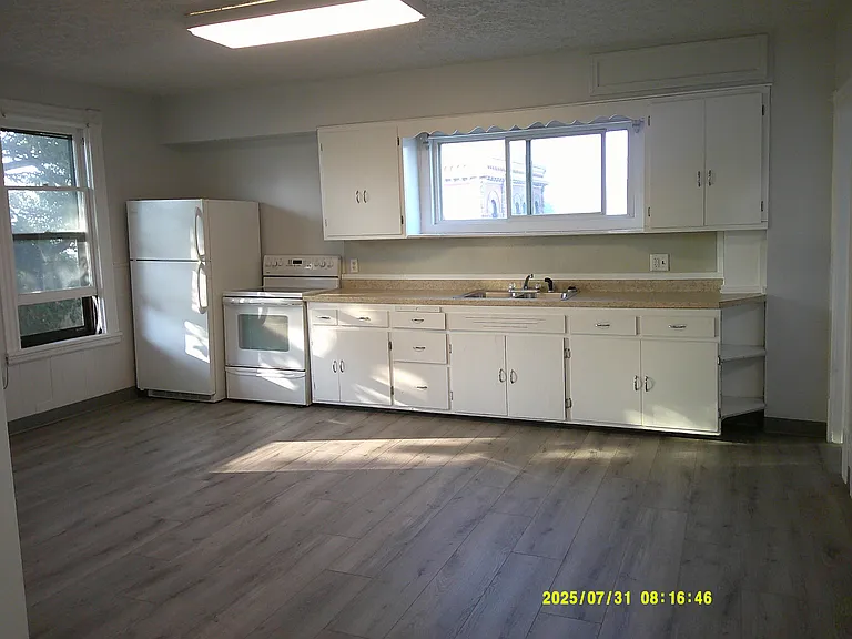 233 W Bluff St #B — Photo 2