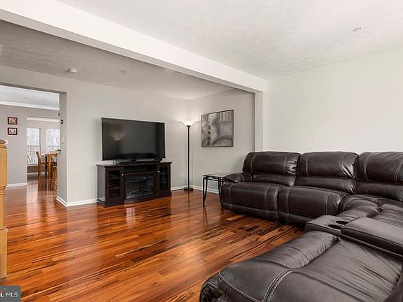 4th image of 908 Deerberry Ct