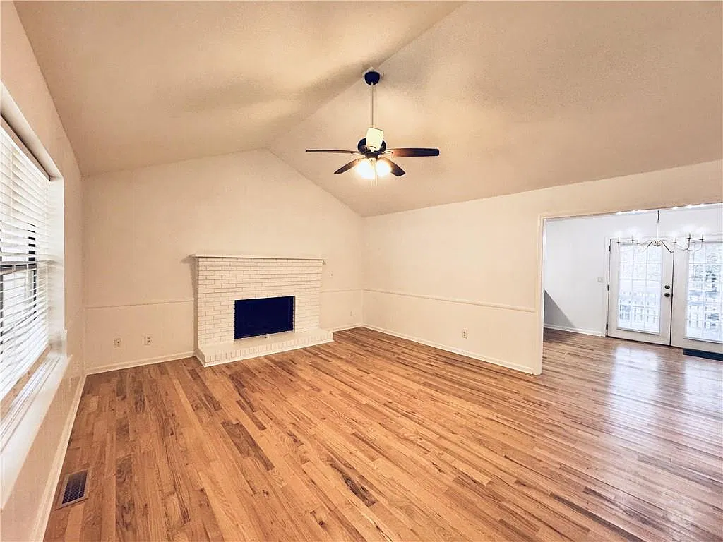 3 bed, 2.0 bath, 1386 sqft, $2,500 — Photo 3