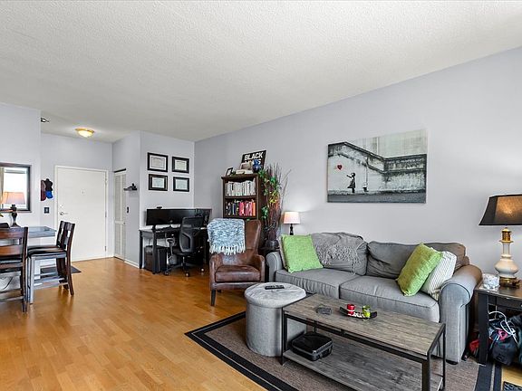 4th image of 1134 W Granville Ave #716