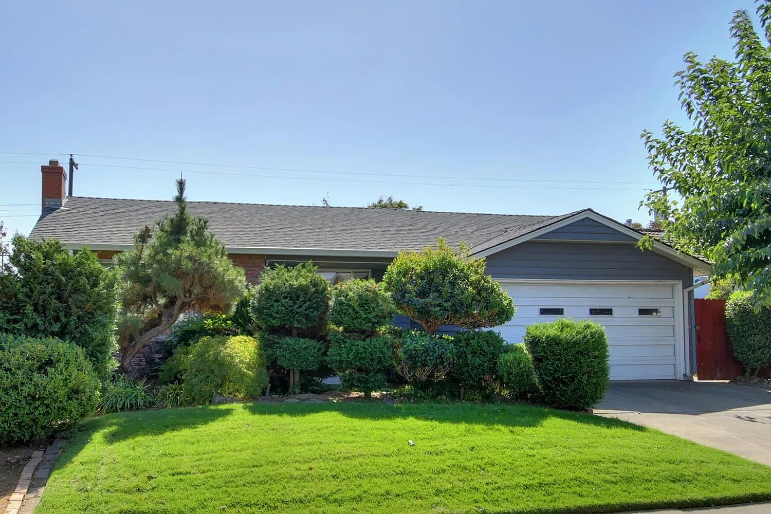 2424 37th Ave photo 1