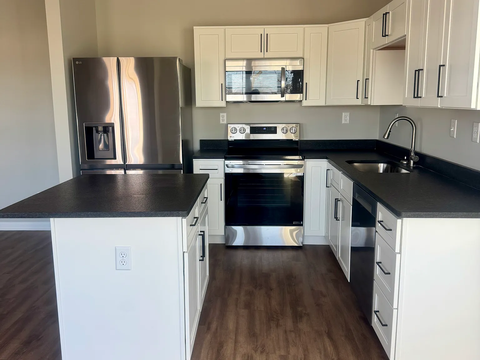 3 bed, 1380 sqft, $2,296 — Photo 4