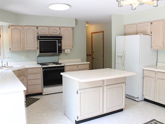 Bright Eat In Kitchen needs your decorating ideas!