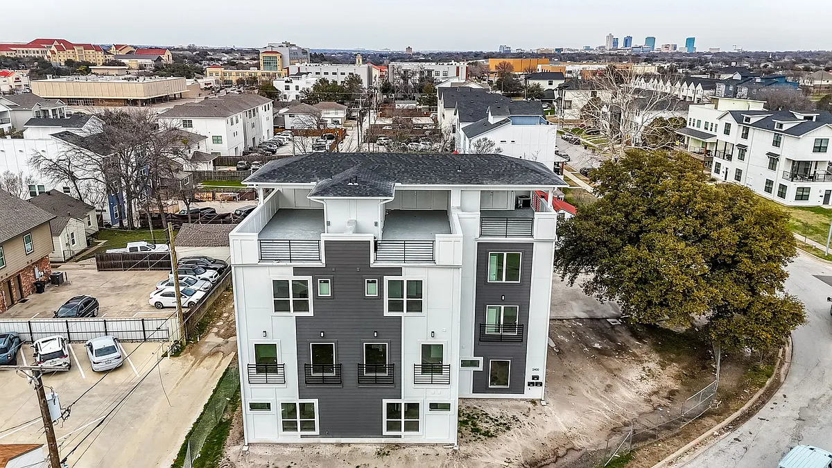 Building Photo - 2400 Benbrook Dr #108