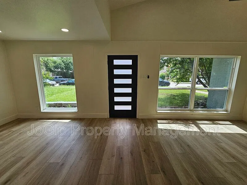 2 bed, 2.0 bath, 900 sqft, $1,750 — Photo 2