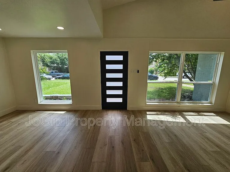1727 R Ave — Photo 2