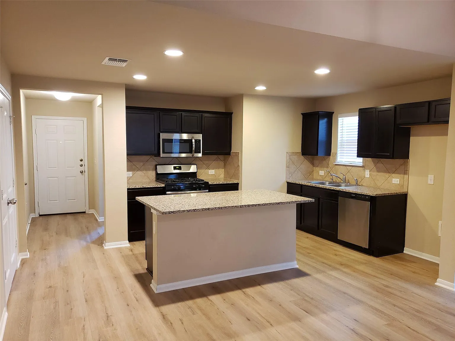 4 bed, 2.0 bath, 1858 sqft, $2,150 — Photo 4