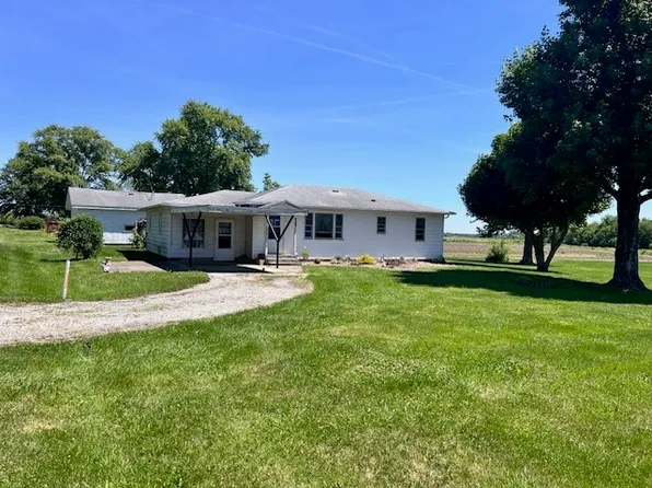 1098 Arthur St, Mason, IL 62443