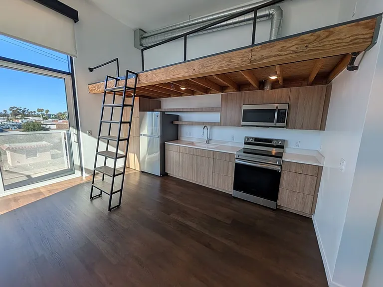 701 Robinson Avenue — Photo 2