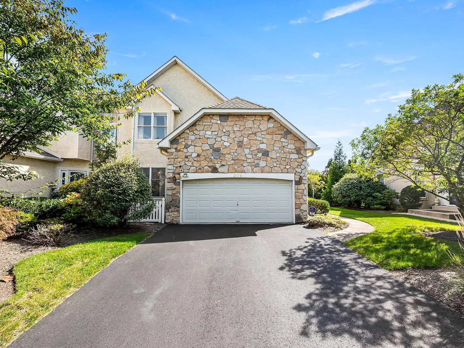 Spacious 5-Bedroom Carriage Home in Gated Blue Bell Country Club — Photo 2