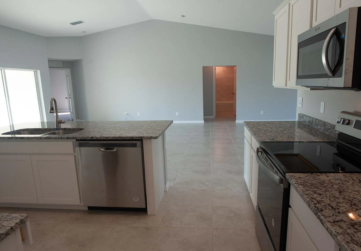 4 bed, 2250 sqft, $2,449 — Photo 4