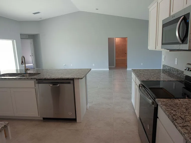 1805 SW 3rd Pl — Photo 4