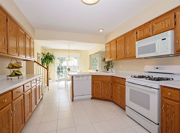 4th image of 8819 Fairfield Ln