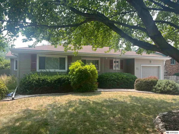 8715 Charles St, Omaha, NE 68114