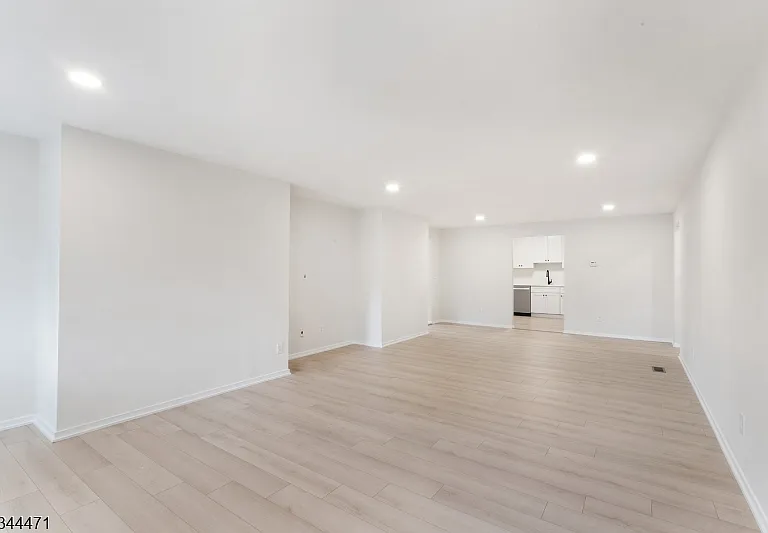 15 Madison Ave — Photo 11