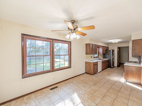 5th image of 1609 Barry Ln