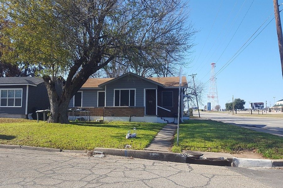 2nd image of 1420 Lawrence Dr