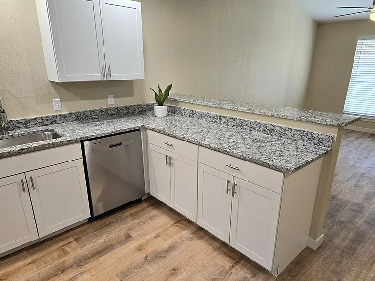 121 N Glenwood Dr #B — Photo 9