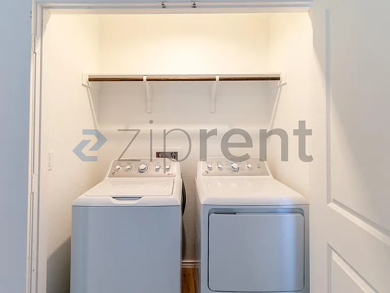 889 Powell St — Photo 17