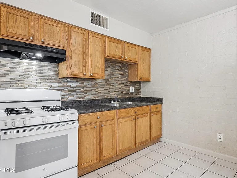 2133 W Adams St #2 — Photo 14