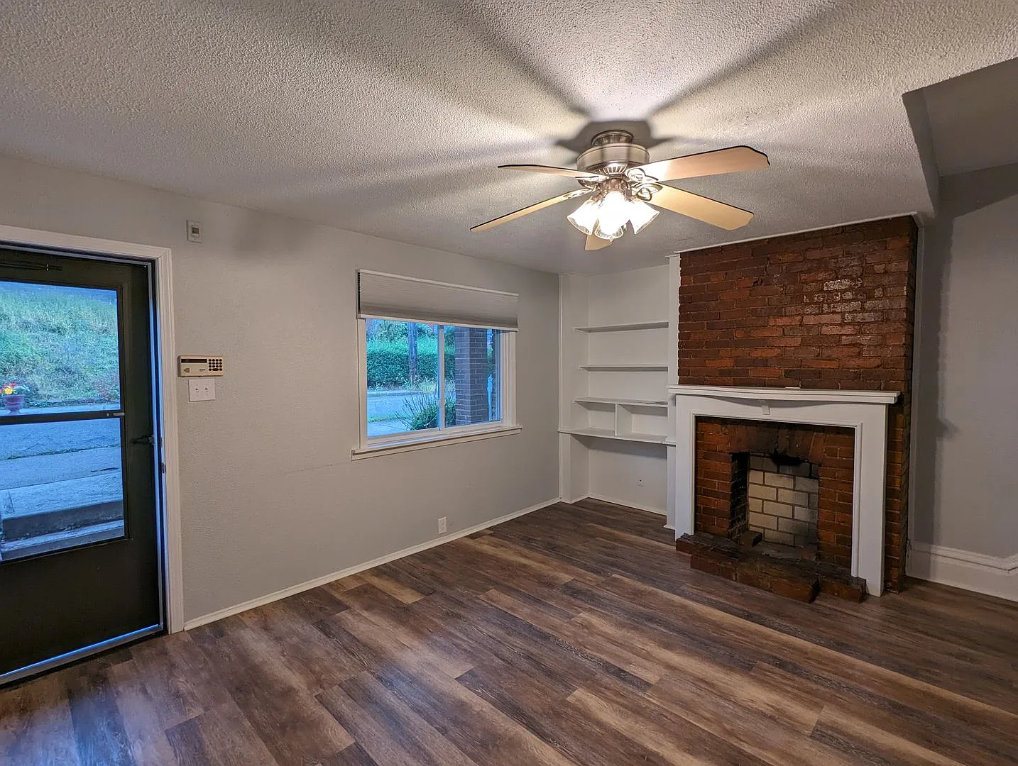 2 Bedroom 1 Bathroom Single Family Home (Mt Washington) — Photo 2