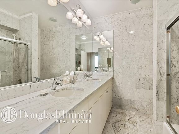 5th image of 167 E 61st St APT 21C
